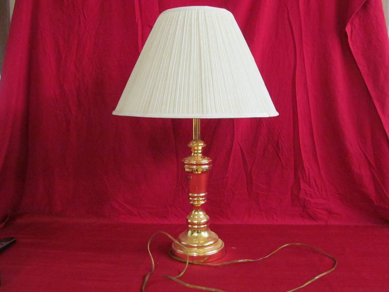 lot 50 image: lamp