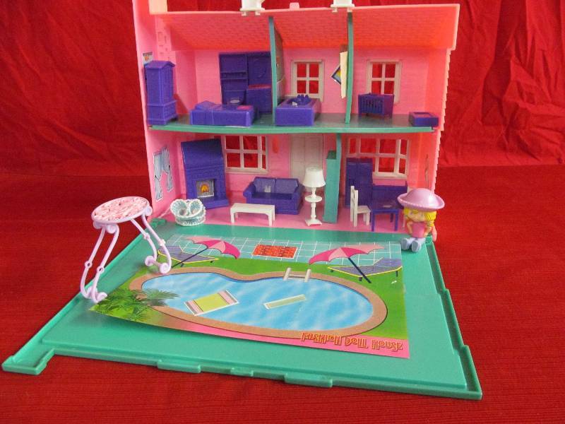 lot 52 image: doll house