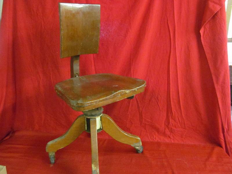 lot 64 image: furniture