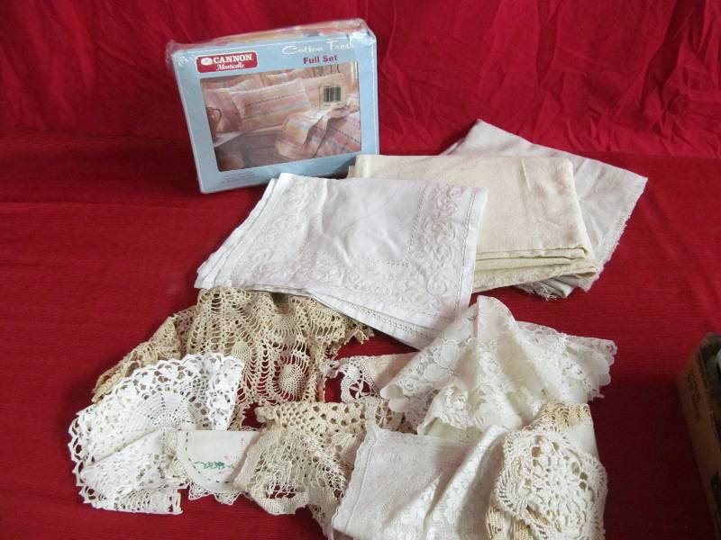 lot 76 image: vintage linens