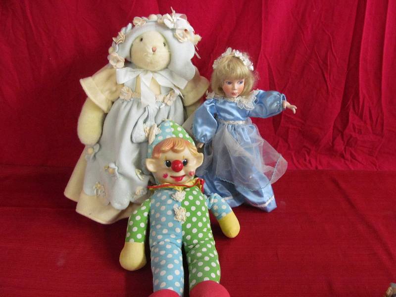 lot 77 image: dolls