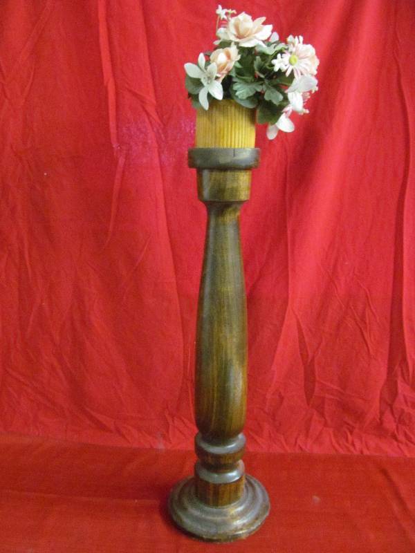 lot 80 image: flower stand