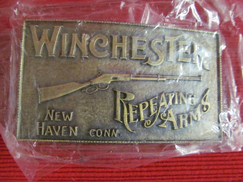 lot 87 image: belt buckle