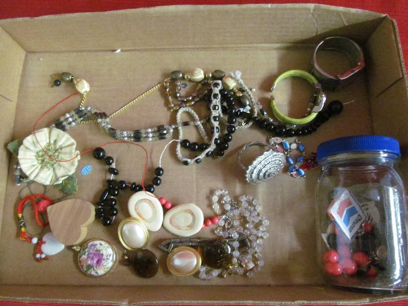 lot 88 image: jewelry