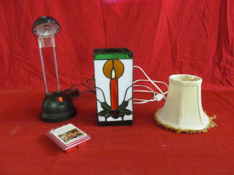 lot 93 image: lamp