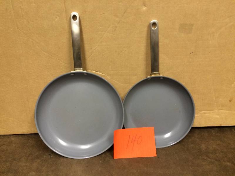 GreenPan Fry Pan Set of 2 - used in very good condition