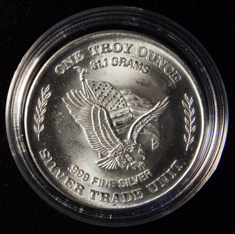 PRE US SILVER EAGLE 1 TROY OZ. .999 FINE SILVER ROUND MINTED FROM STRATEGIC STOCKPILE OF SILVER STORED AT US ASSAY OFFICE SAN FRANCISCO 1981 IN AIRTITE HOLDER
