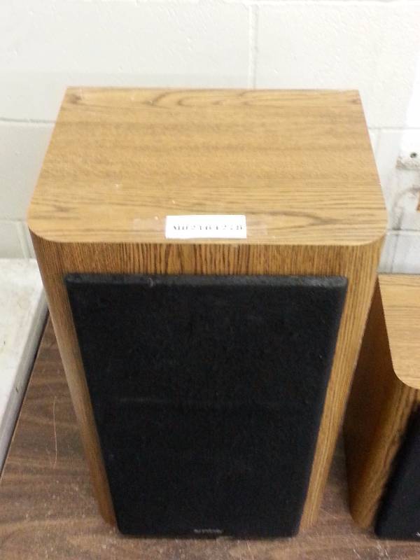 lot 1 image: Infinity RS 1000  RS 3000 Floor and Bookshelf Speaker set