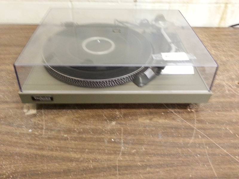 lot 3 image: Technics SL-23 Turntable