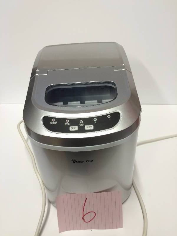 lot 6 image: Magic Chef 27 lb. Portable Countertop Ice Maker in Silver like new condition