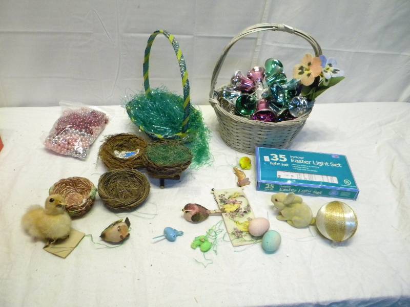 lot 213 image: Easter Decor Lot
