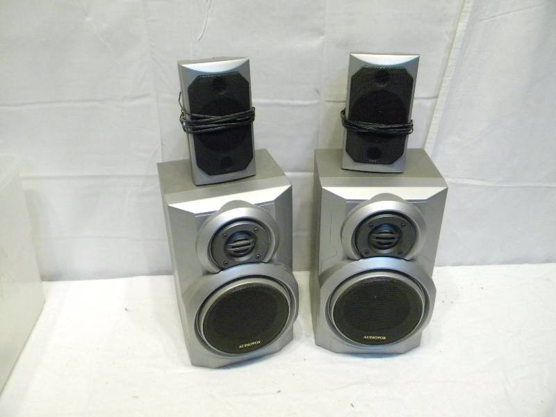 lot 223 image: Audiovox Speakers