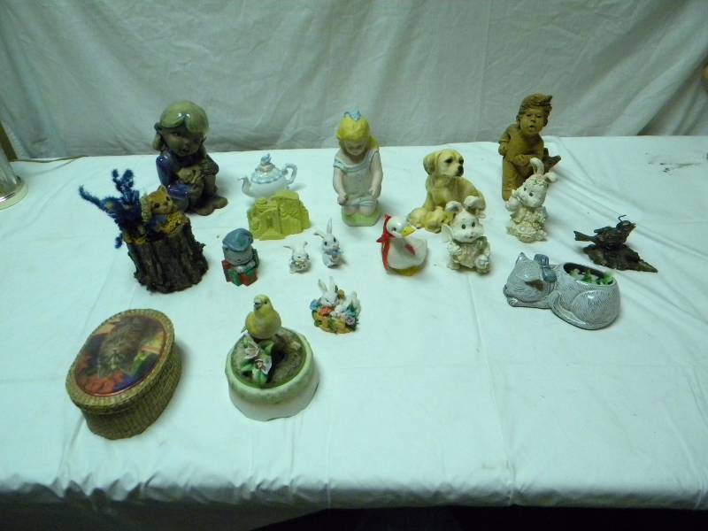 lot 251 image: Figurine Lot
