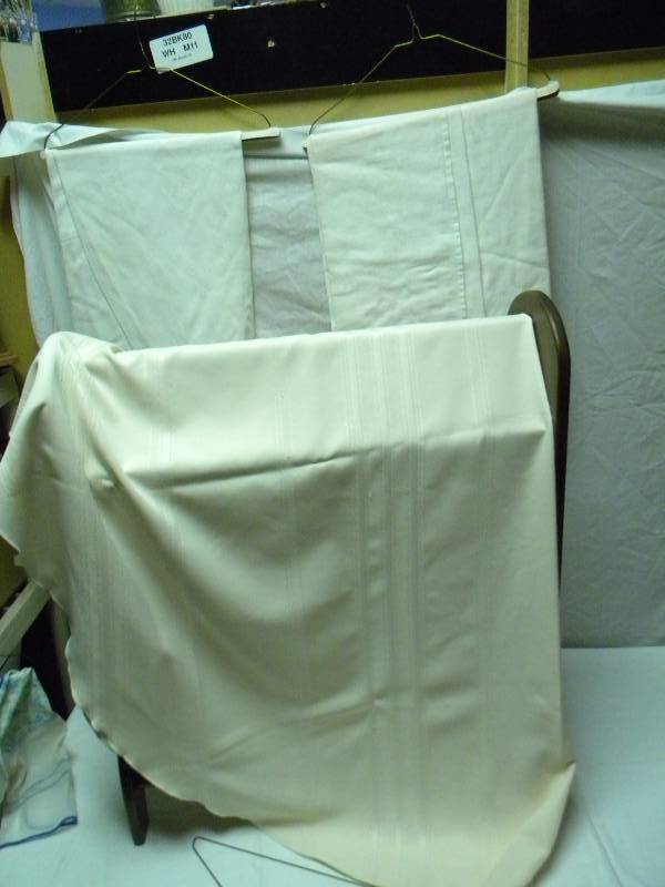 lot 271 image: VIntage Linen Lot