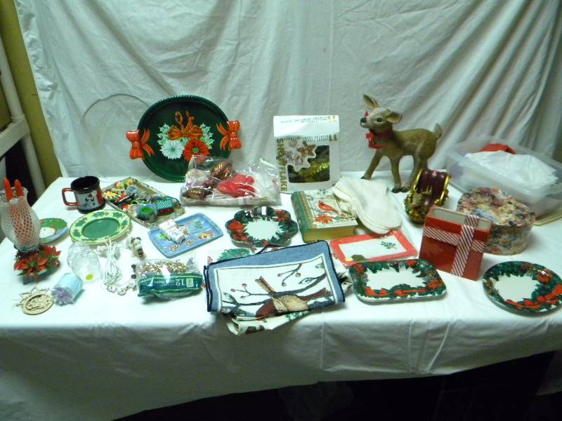 lot 282 image: Holiday Decor Lot