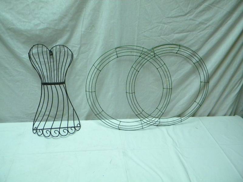 lot 283 image: Wall Decor Lot
