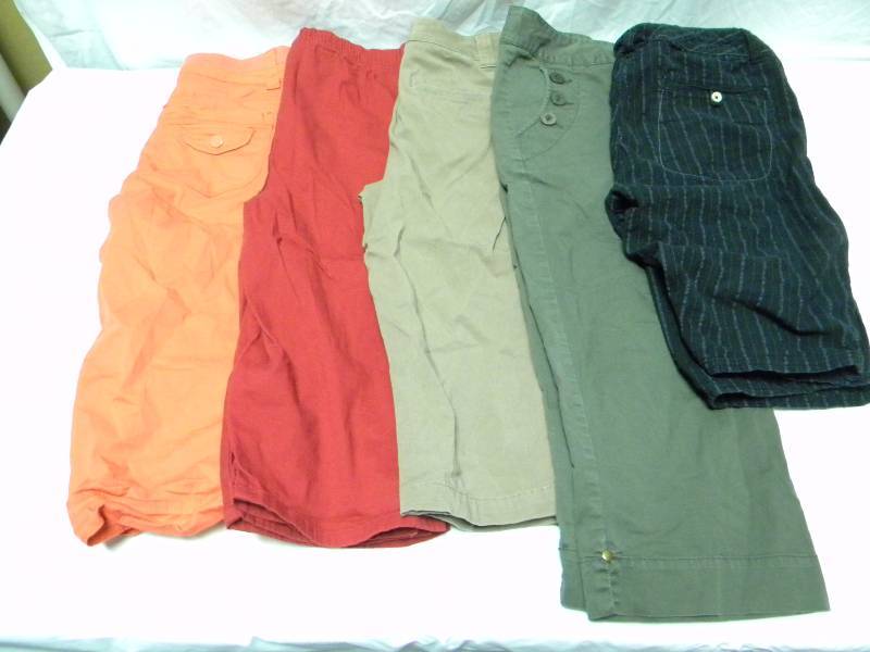 lot 318 image: Womens Capri Pant Lot