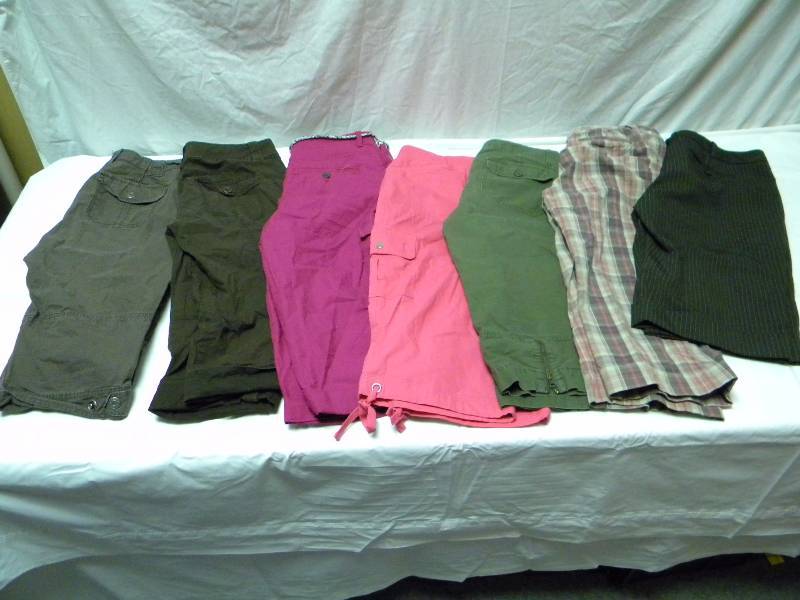lot 320 image: Womens Capri Pant Lot