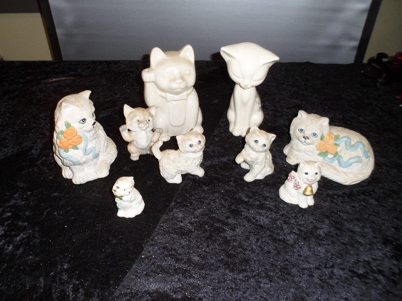lot 5 image: Porcelain Cat Figurines