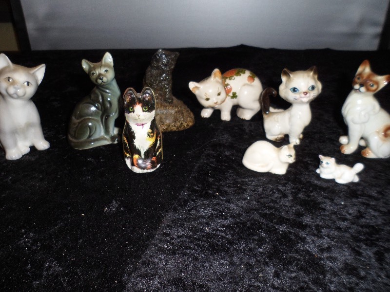 lot 6 image: Porcelain Cat Figurines