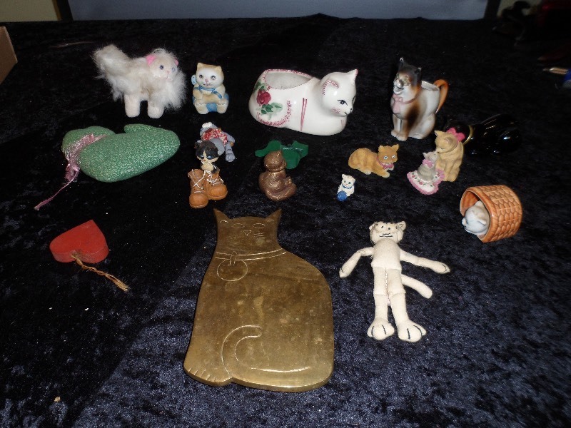 lot 7 image: Cat Figurines