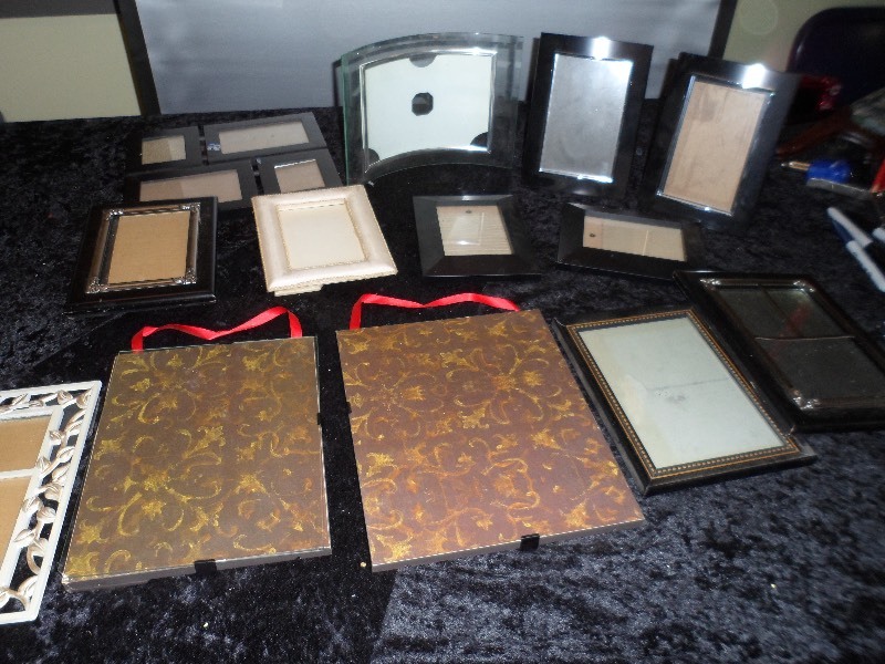 lot 10 image: Large lot of picture frames