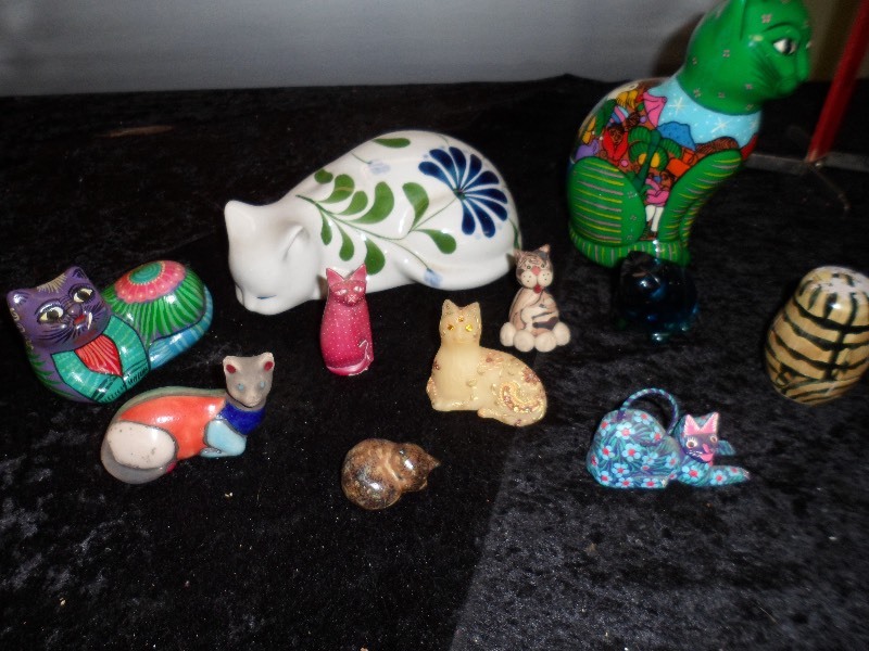 lot 4 image: Porcelain and Glass Cat figurines