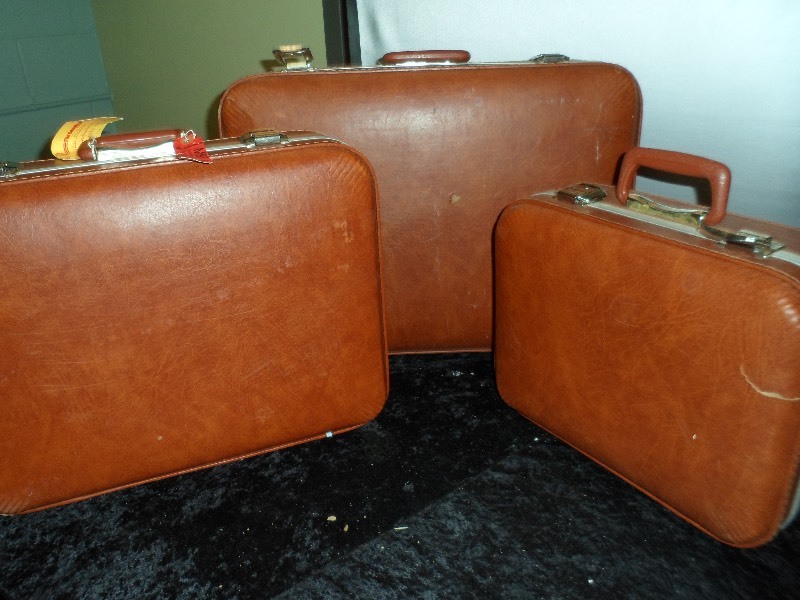 lot 46 image: Vintage suitcase set