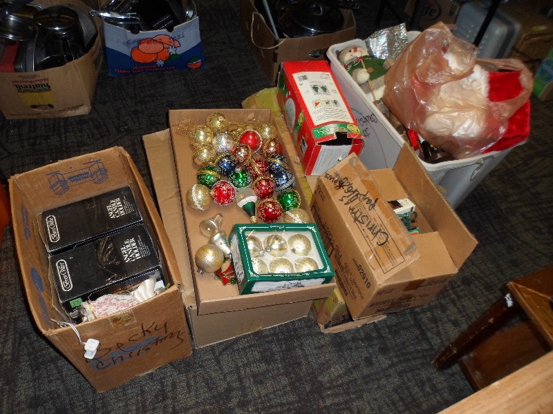 lot 47 image: Large lot of Christmas dcor