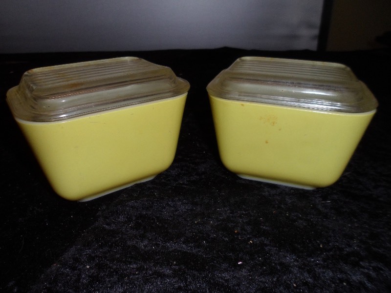 lot 73 image: Set of 2 #501B 1 12 cup Yellow Pyrex Dish