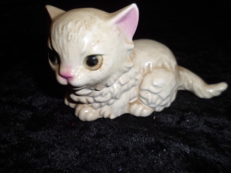 lot 74 image: Goebel Cat Figurine