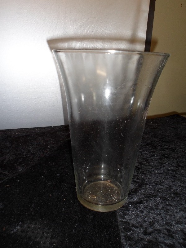 lot 78 image: Large Glass Vase