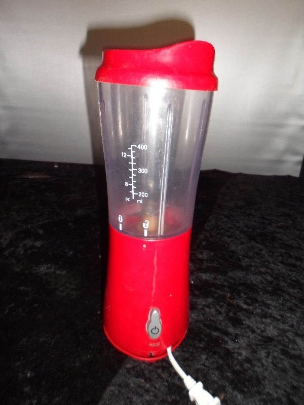 lot 84 image: Small Red Blender