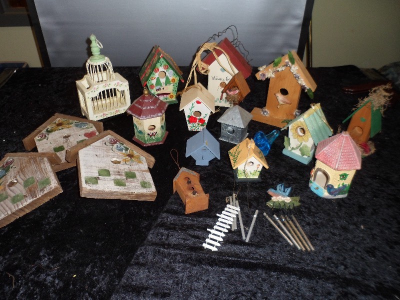 lot 90 image: Large Lot of Small Bird Houses