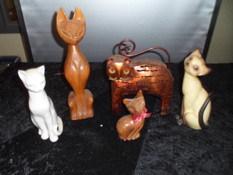 lot 91 image: Lot of 4 Cat Figurines