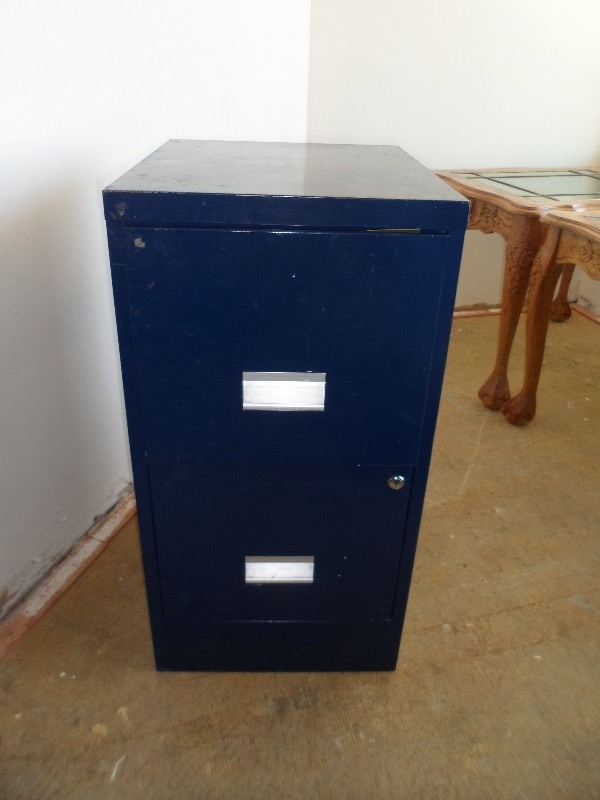 lot 128 image: 2 Drawer Metal File Cabinet