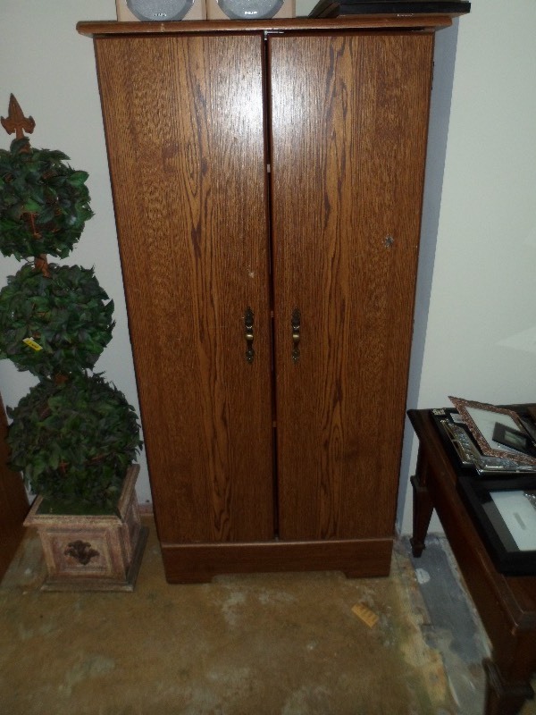 lot 147 image: 4 12 Four Shelf Cabinet wDoors