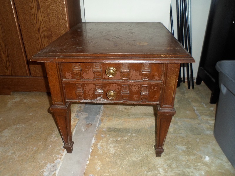 lot 148 image: 20H End Table