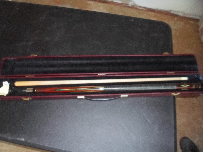 lot 150 image: Stealth 2 Piece Pool Cue wCase