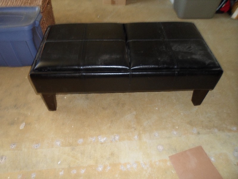 lot 166 image: Large OttomanCoffee Table