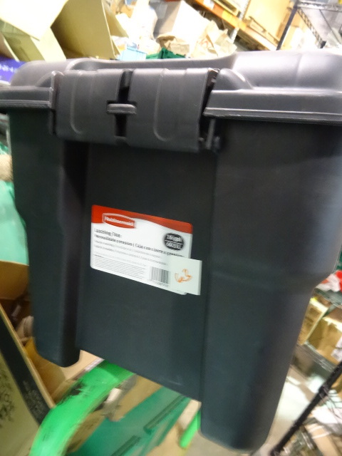 NEW Rubbermaid 16 gal Latching Tote 31x14x12.5 in missing one latch