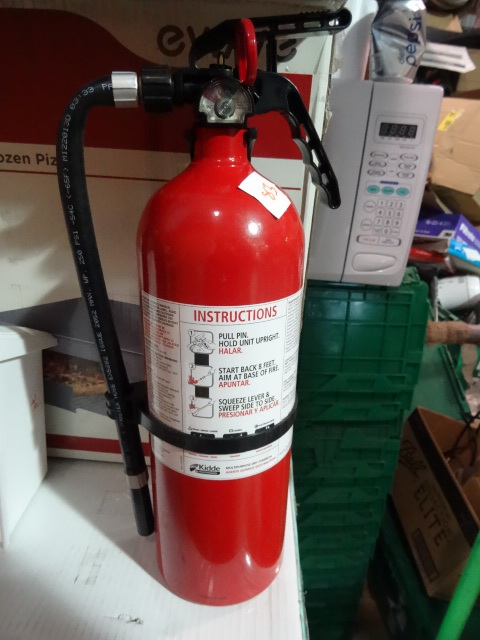 Appears NEW Kidde Commercial Fire Extinguisher 3-A40-BC  8 lbs Multipurpose Dry Chemical FX340FC NEEDS TO BE CHARGED READS EMTY EVEN THOUGH DOES NOT APPEAR USED