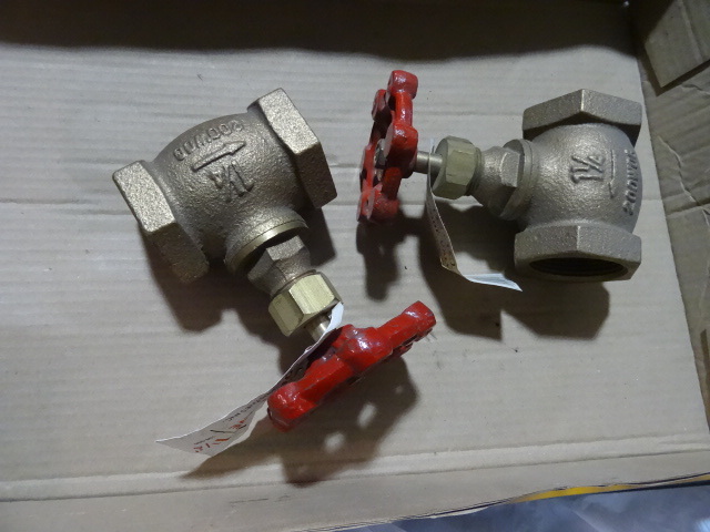 New Qty 2 B&K Solid Brass 1.25 in Threaded Globe Valve pn 106-006