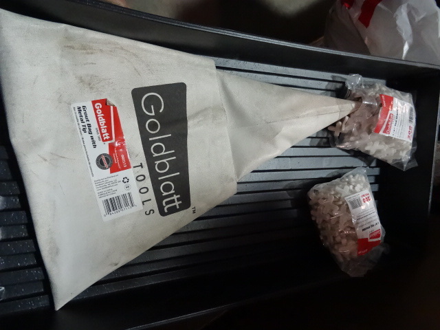 NEW Tileing Lot incl approx 1000 pcs 1  4 in Tile Spacers and Goldblatt Grout Bag