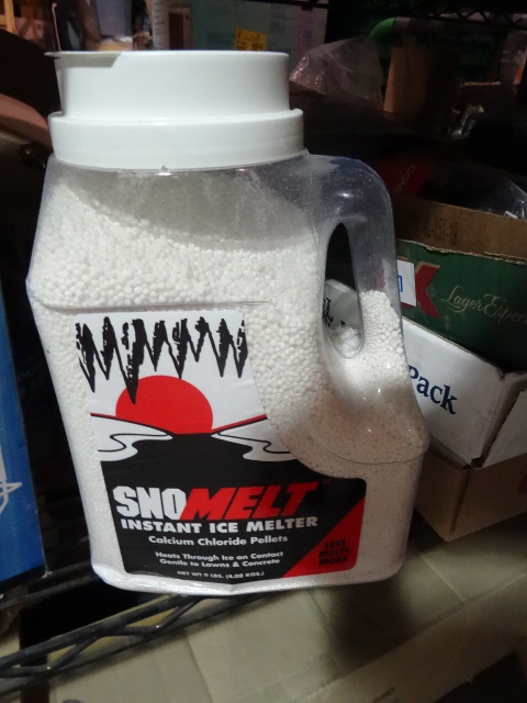 NEW 9 lb Container SnoMelt Calcium Chloride Ice Melt
