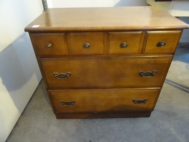lot 1 image: Dresser