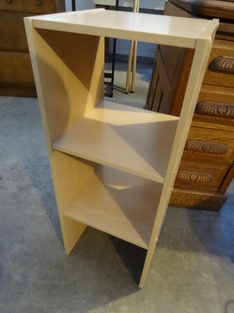 lot 3 image: Shelf unit