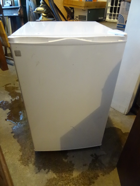 lot 6 image: Mini fridge