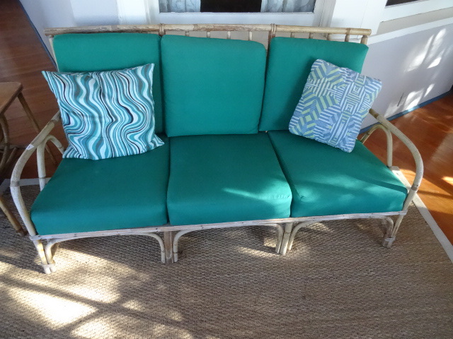 lot 13 image: Bamboo cushioned bench