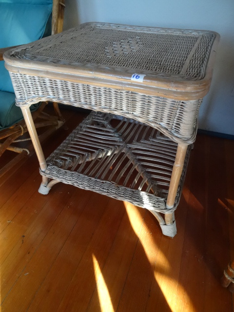 lot 16 image: Wicker table